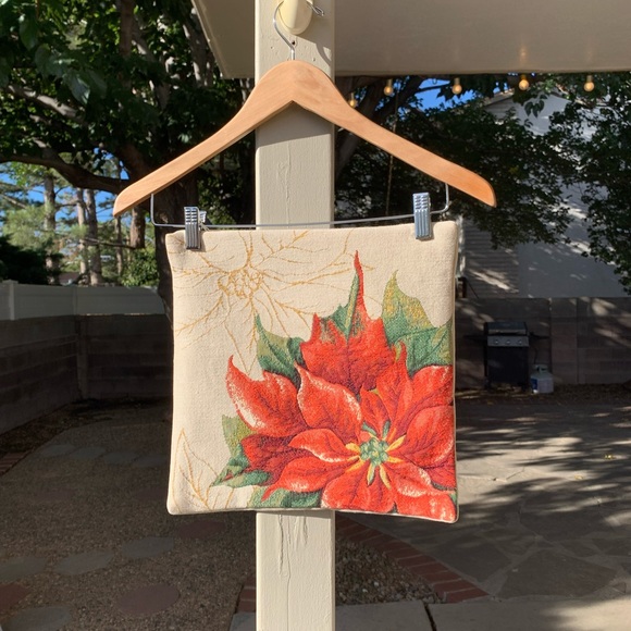 French high quality tablecloth or throw tapestry with two pillowcases poinsettia - Picture 9 of 16